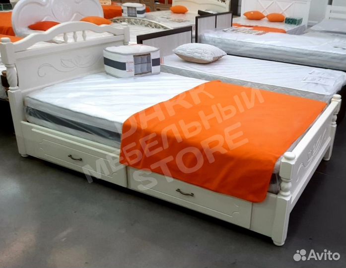 Кровать массив