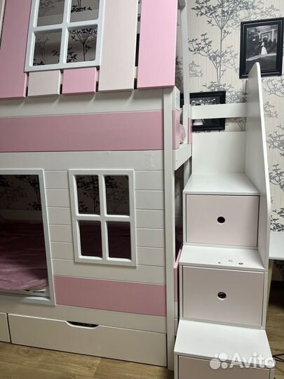 Кровать двухярусная домик
