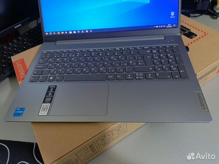 Lenovo- Fhd, i3-13 Gen: 6x4,5ghz, 8ddr5, UHd, Ssd