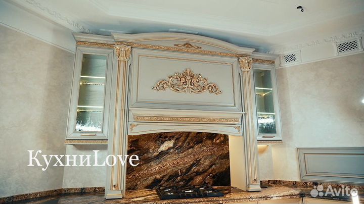 Кухня из массива с островом.классика