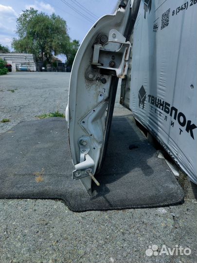 Передняя правая дверь Dodge Interpid