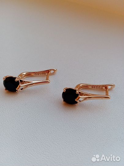 Серьги с чёрным камнем