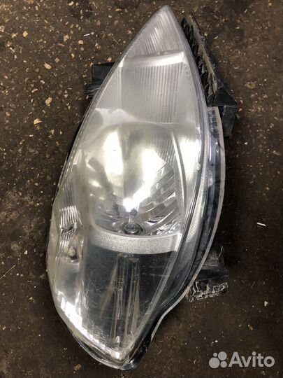 Передняя левая фара Nissan Tiida 1