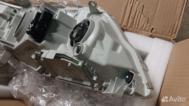 Левая фара Toyota Fielder 2004-2006