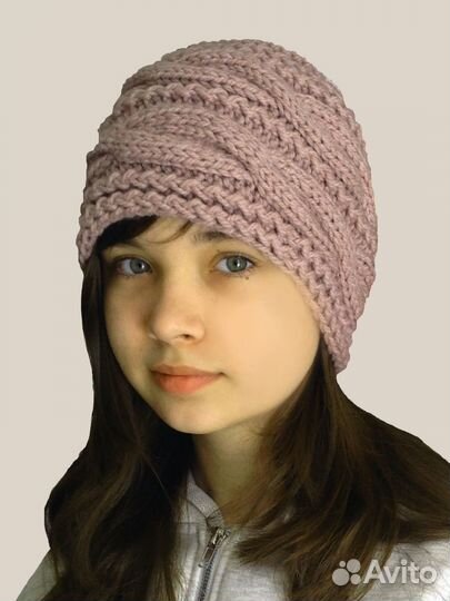 Шапка женская вязанная цвета 