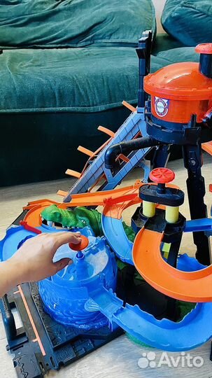 Hot wheels трек автомойка крокодил