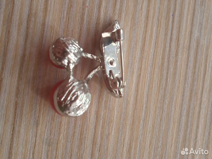 Брошь для девочки в виде вишенки