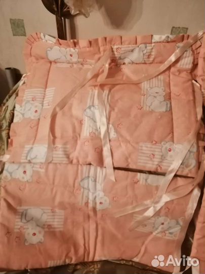 Защитное убранство (бортики) в кроватку ребенка