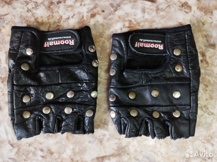Перчатки кожаные с заклёпками