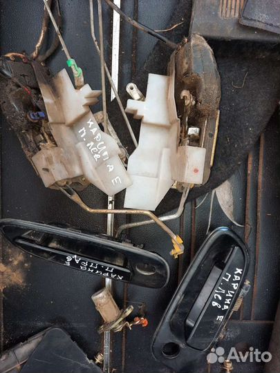 Замок двери Тойота карина е 1996г