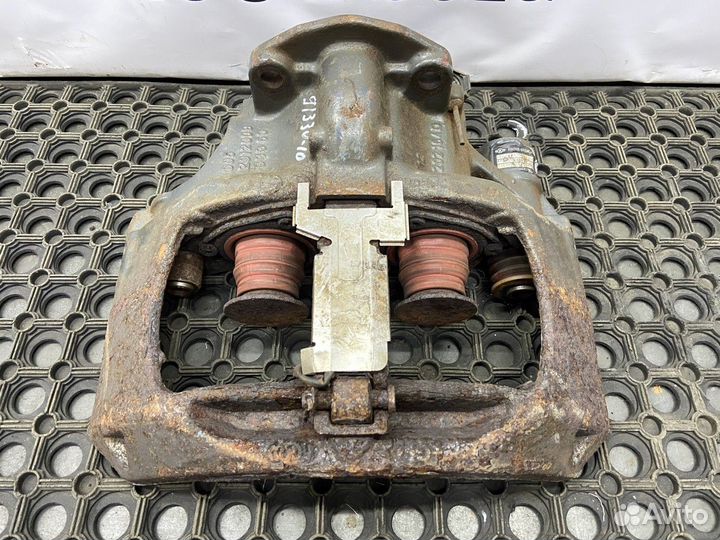 1658011 Суппорт тормозной правый