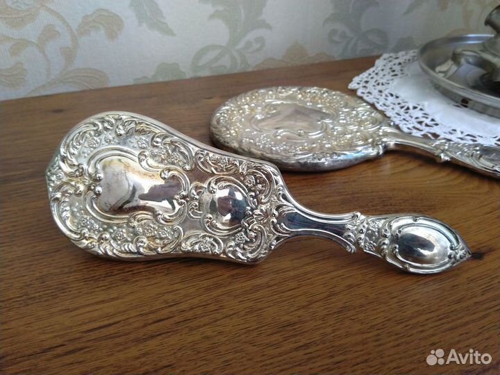 Туалетный набор. Ручное зеркало, щетка, расческа