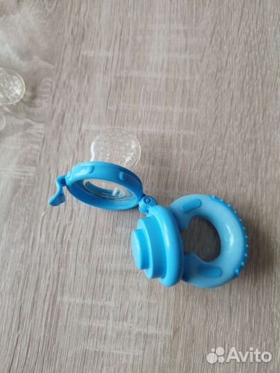 Ниблер детский силиконовый с тремя насадками