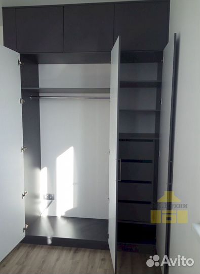 Книжный шкаф