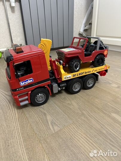 Эвакуатор с машиной bruder