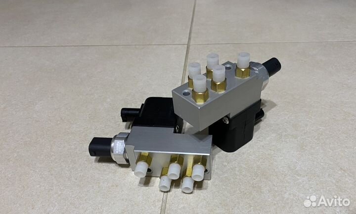 Блок клапанов пневмоподвески Mercedes W211