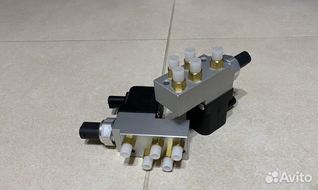 Блок клапанов пневмоподвески Mercedes W211