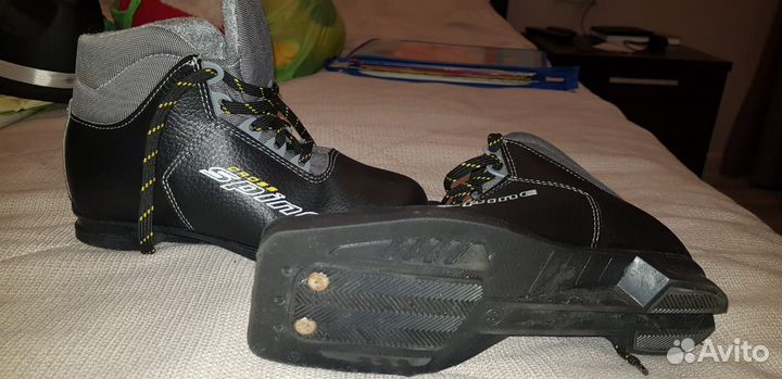Продаю детские лыжные ботинки NN75 р-р 35
