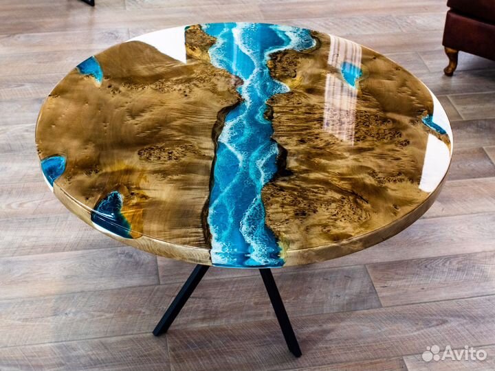 Стол из капового тополя и эпоксидной смолы