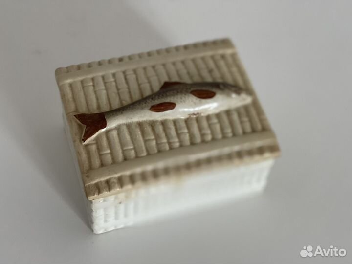 Старинная шкатулка фарфор с рыбой