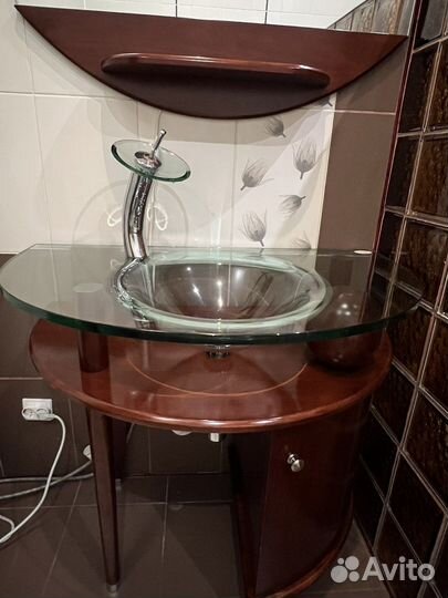 Тумба с зеркалом в ванну