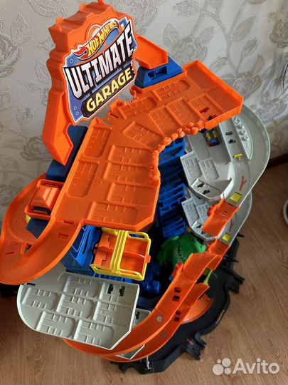 Набор Трек Hot Wheels Сити гараж с тиранозавром