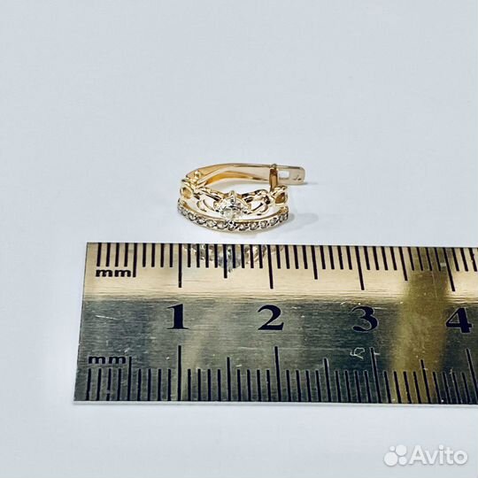 Золотые серьги с камнем