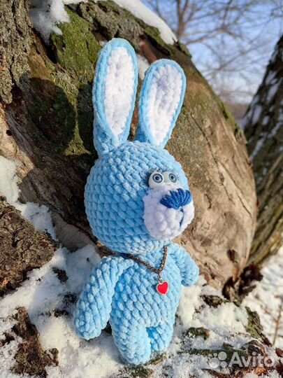 Плюшевый заяц вязаный