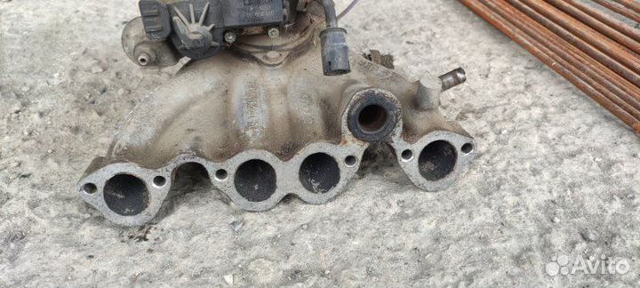 Впускной коллектор Audi 80 B4 1.8