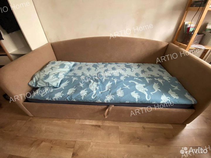 Кровать с мягким изголовьем