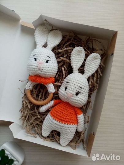 Зайки Вязаная погремушка и игрушка