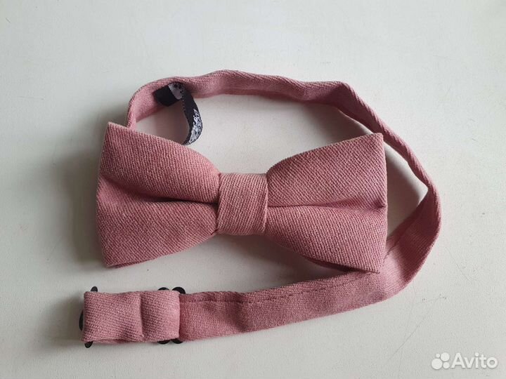 Бутоньерка и галстук-бабочка