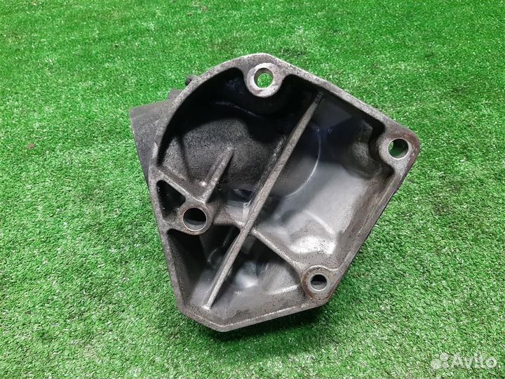 Кронштейн опоры двс левой Mercedes Benz C-Class W