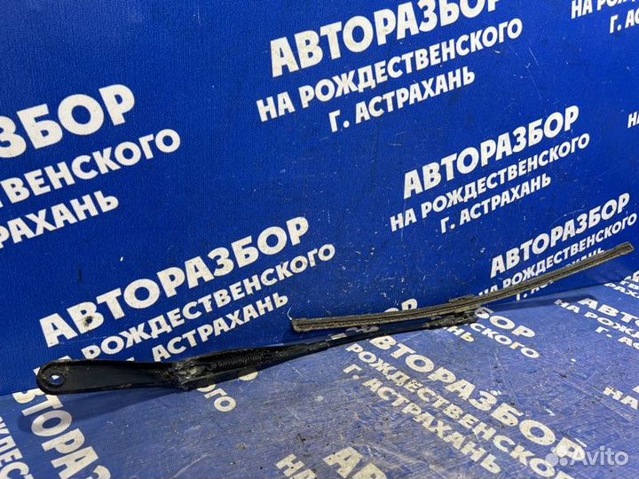 Левый поводок дворника Opel Astra H универсал 2012