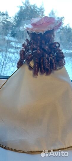 Кукла фарфоровая