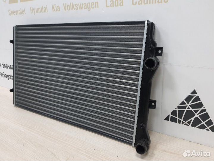 Радиатор охлаждения двигателя Skoda Octavia A5