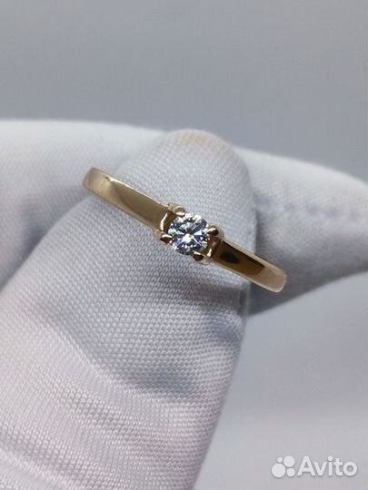 Золотое кольцо с бриллиантом 15,5р