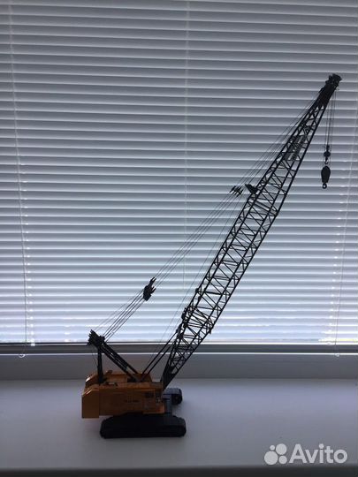 Модель гусеничного крана 1:50