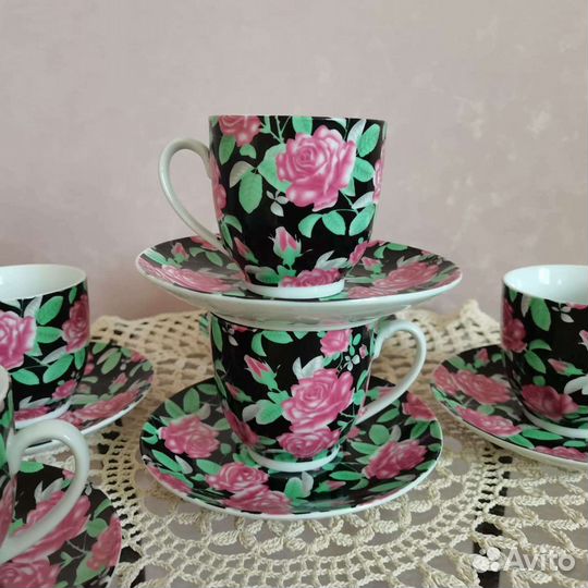 Кофейные чашки с блюдцами на подставке