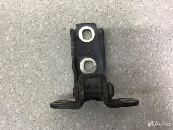 Петля двери передней левой нижняя Chevrolet Cruze