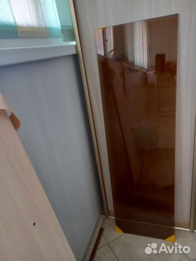 Стеклянные дверцы и полки