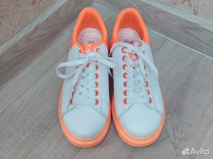 Кроссовки женские