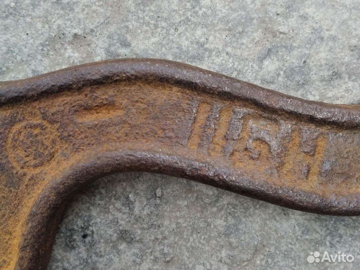 Старинный гаечный ключ от американского трактора