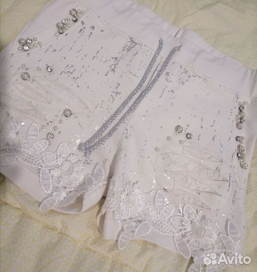 Шорты женские с кружевом и стразами