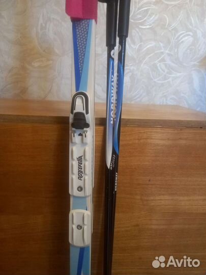 Лыжные ботинки и лыжи