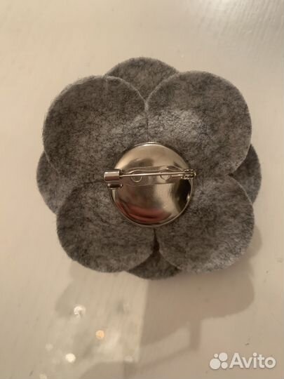 Брошь серая камелия ткань