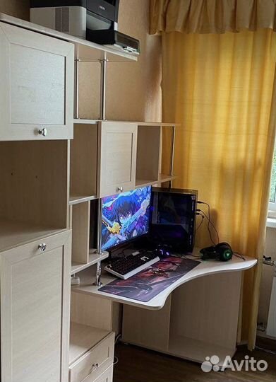 Компьютерный стол с полками