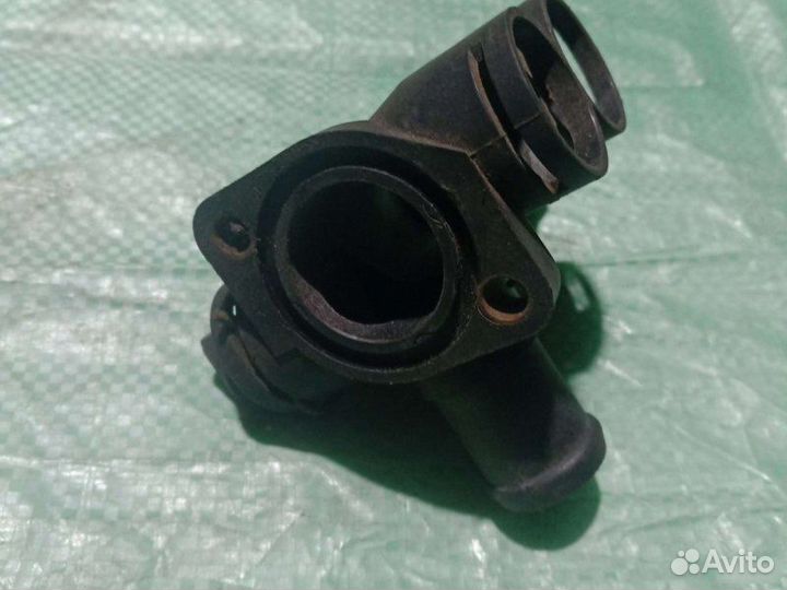 Фланец системы охлаждения Volkswagen Passat B3