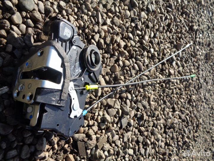 Замок двери передний левый Toyota Avensis AZT251