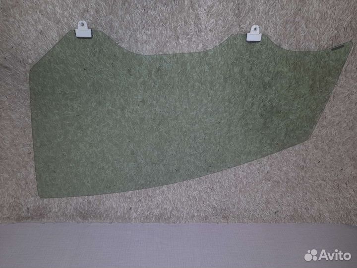 Боковое стекло